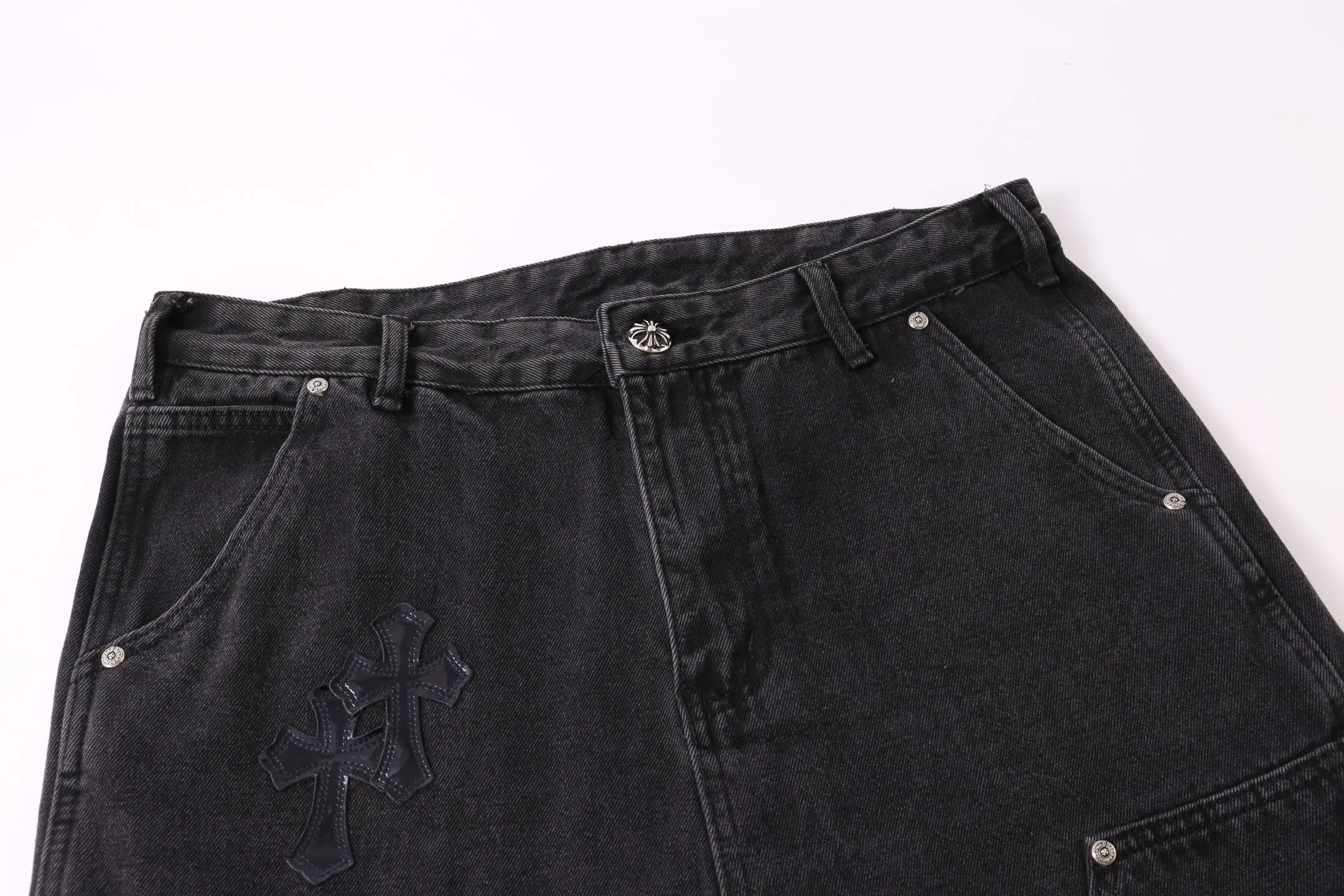 P260 Style number: H890 Croxin & 𝐂𝐡𝐫𝐨𝐦𝐞 𝐇𝐞𝐚𝐫𝐭 ss25 limited imitation wood pants starry sky black leather jeans. Styles with different wash textures are very friendly to people with thin legs and thick legs. The slightly flared version perfectly modifies the leg shape. The timeless and moderate length makes it easy to match and match. It is the basis for various styles and is a must-have in your wardrobe! The fabric is stiff but also makes the upper body soft without losing texture. The washing process is even more perfect. It is a must-have item for everyone! ! ! Washed wheat, hang tag, pants label, three labels complete Color: black Size: 30-32-34-36